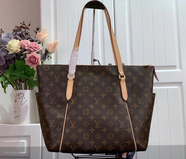 HypedEffects Elegant Louis Vuitton Damier and Monogram Canvas Tote Bags