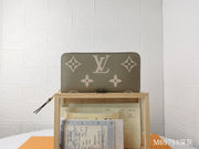 HypedEffects Louis Vuitton Leather Zipper Wallet