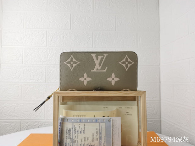 HypedEffects Louis Vuitton Leather Zipper Wallet