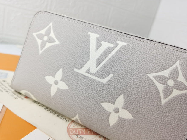 HypedEffects Louis Vuitton Leather Zipper Wallet