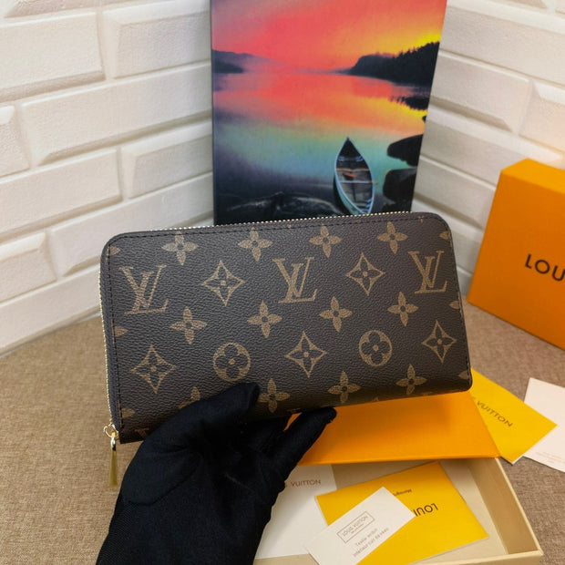 HypedEffects Louis Vuitton Leather Zipper Wallet