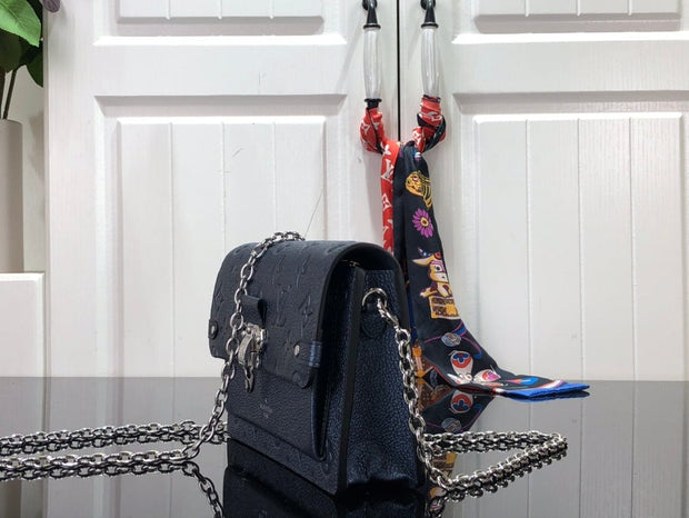 Looopix Louis Vuitton Classic Chain Handbag