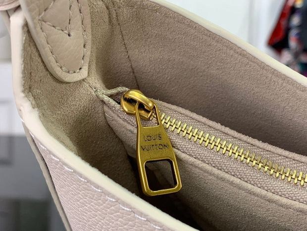 Looopix Louis Vuitton Essential V Shoulder Bags (Black-White-Brown)
