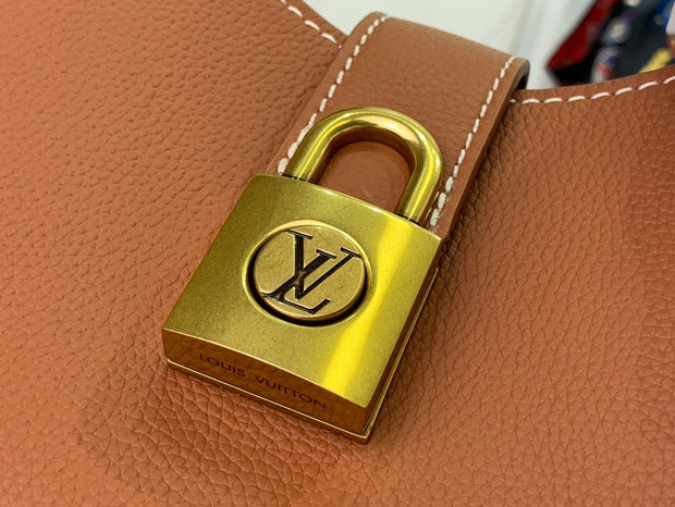 Looopix Louis Vuitton Essential V Shoulder Bags (Black-White-Brown)