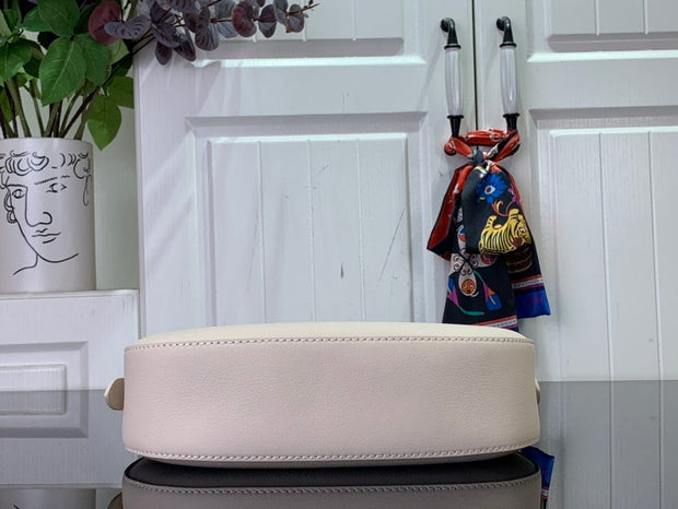 Looopix Louis Vuitton Essential V Shoulder Bags (Black-White-Brown)